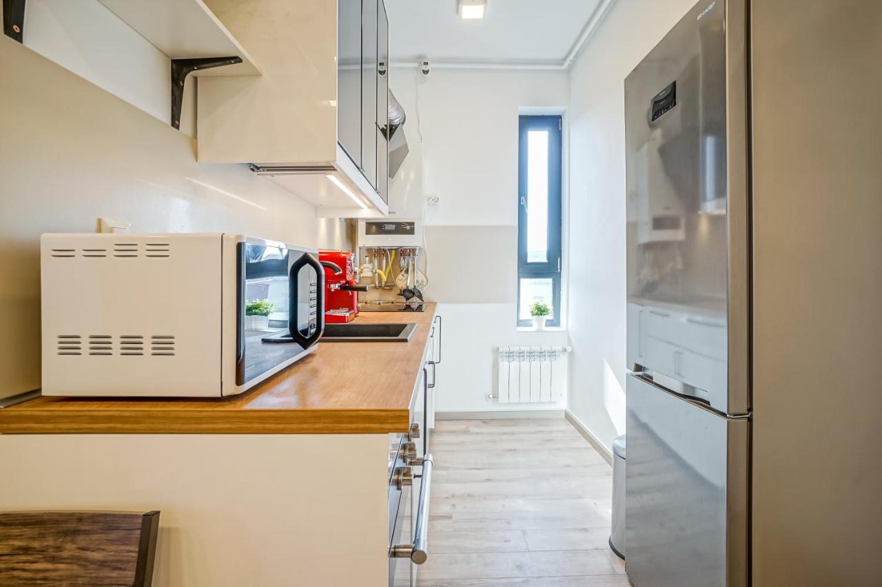 Bright Apartments Moments Away From Herastrau Park, Mall And Metro Bukares Bagian luar foto
