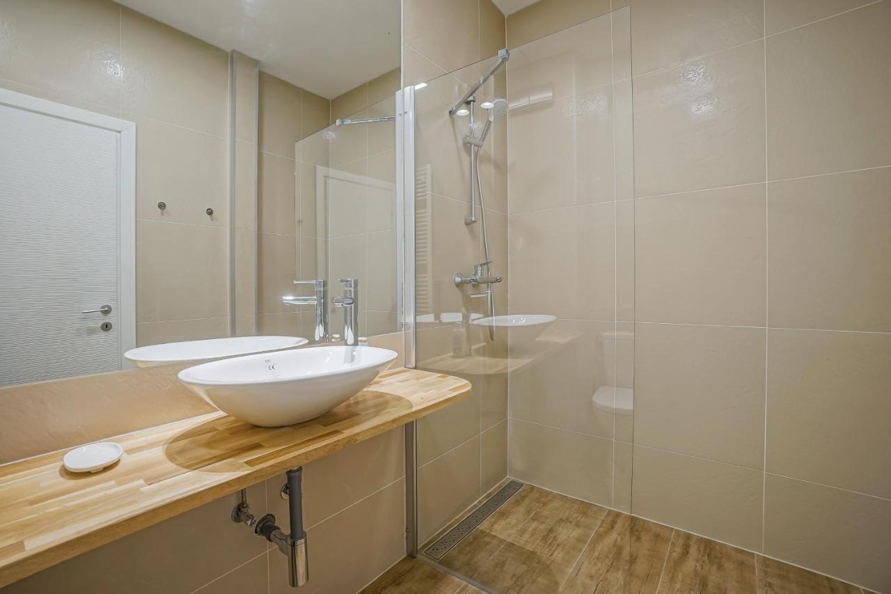 Bright Apartments Moments Away From Herastrau Park, Mall And Metro Bukares Bagian luar foto