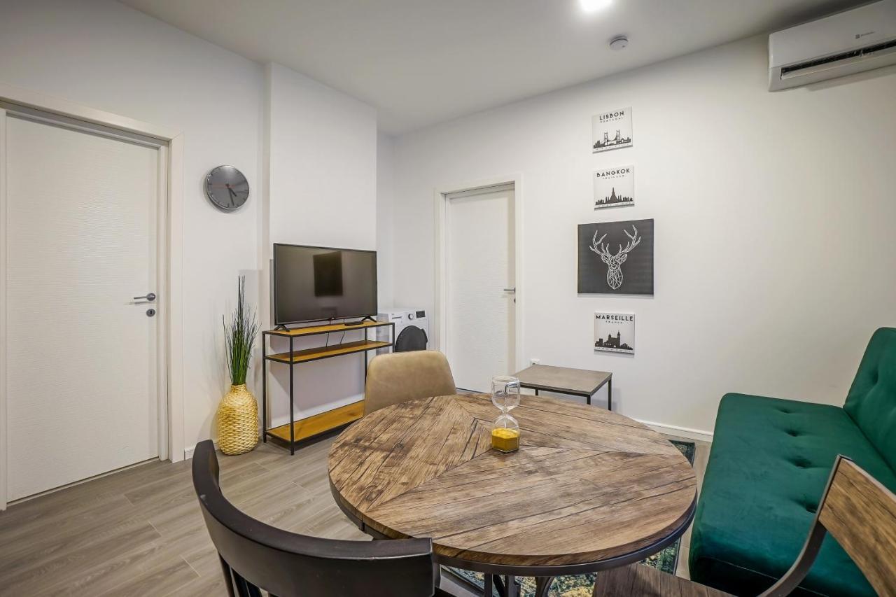 Bright Apartments Moments Away From Herastrau Park, Mall And Metro Bukares Bagian luar foto