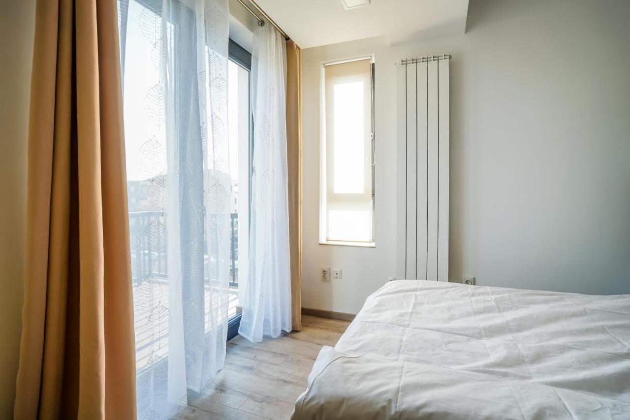 Bright Apartments Moments Away From Herastrau Park, Mall And Metro Bukares Bagian luar foto