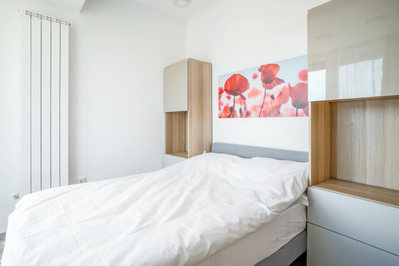 Bright Apartments Moments Away From Herastrau Park, Mall And Metro Bukares Bagian luar foto