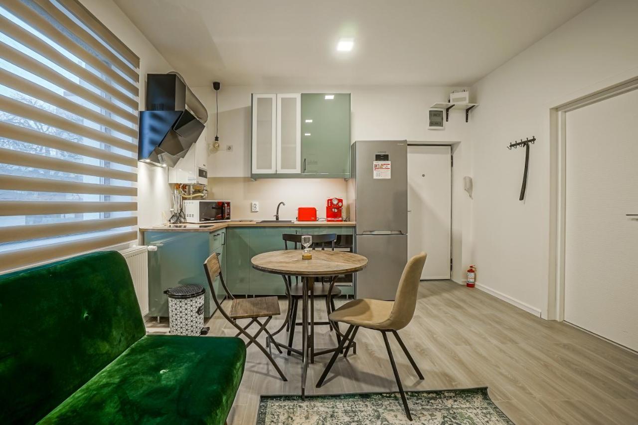 Bright Apartments Moments Away From Herastrau Park, Mall And Metro Bukares Bagian luar foto