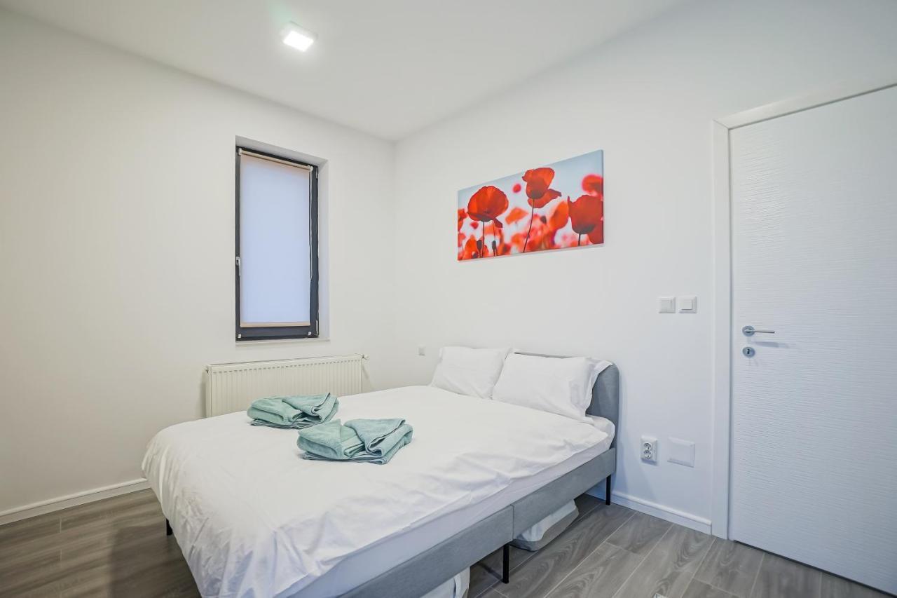 Bright Apartments Moments Away From Herastrau Park, Mall And Metro Bukares Bagian luar foto