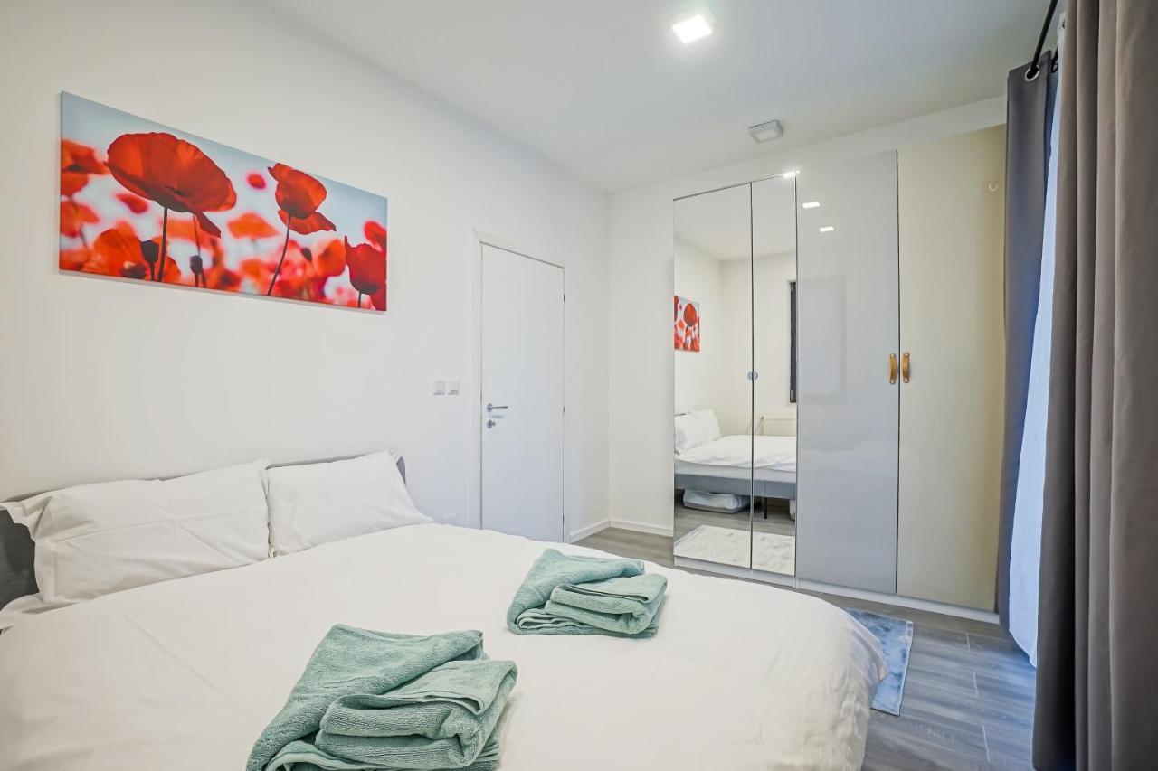 Bright Apartments Moments Away From Herastrau Park, Mall And Metro Bukares Bagian luar foto