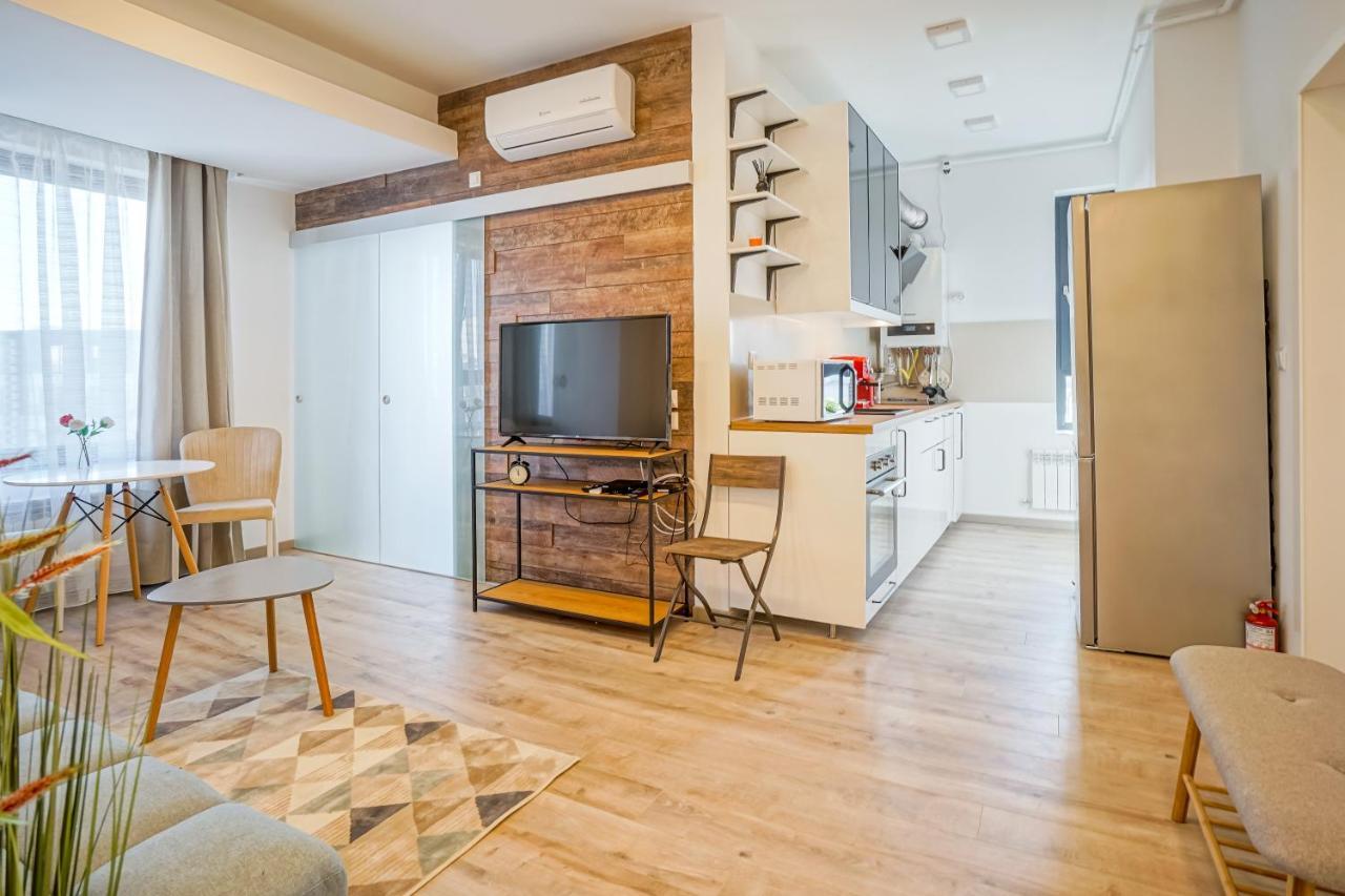Bright Apartments Moments Away From Herastrau Park, Mall And Metro Bukares Bagian luar foto