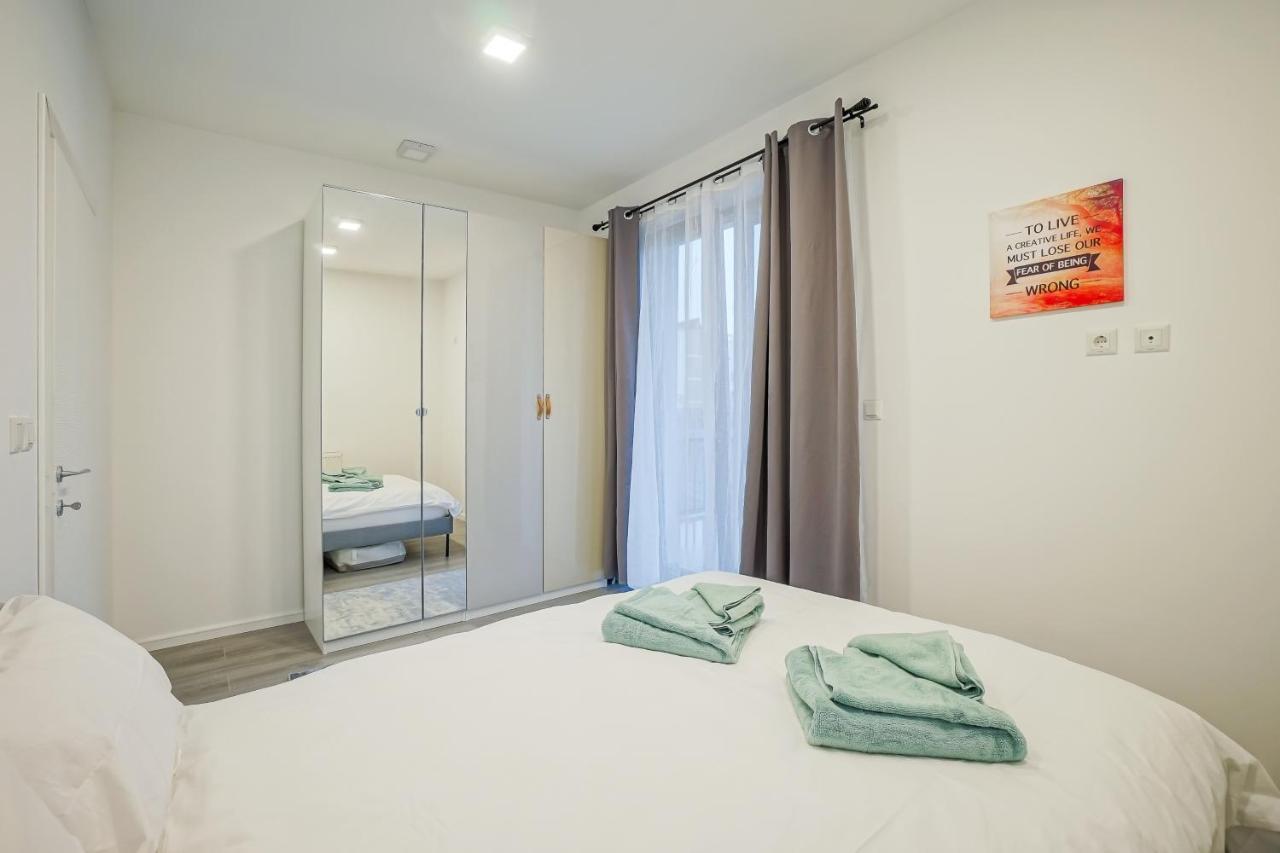 Bright Apartments Moments Away From Herastrau Park, Mall And Metro Bukares Bagian luar foto