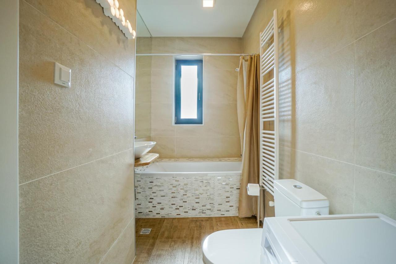 Bright Apartments Moments Away From Herastrau Park, Mall And Metro Bukares Bagian luar foto