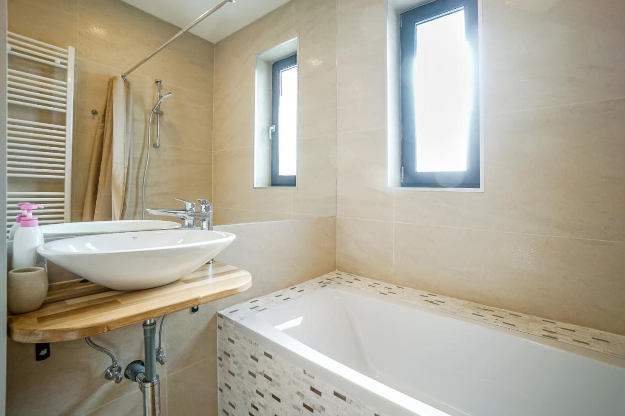 Bright Apartments Moments Away From Herastrau Park, Mall And Metro Bukares Bagian luar foto