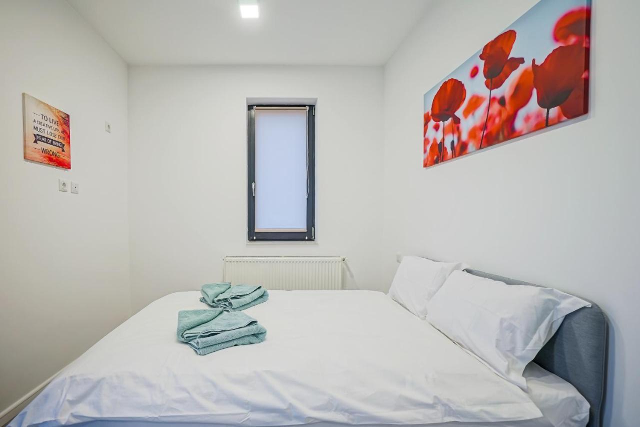 Bright Apartments Moments Away From Herastrau Park, Mall And Metro Bukares Bagian luar foto